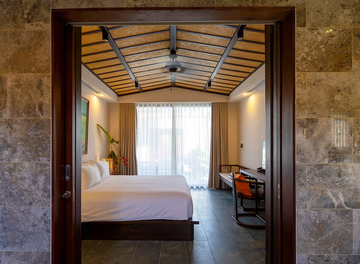 The Elemental Suite — Junior Suite with Indoor Bathtub & Outdoor Shower — photo 3